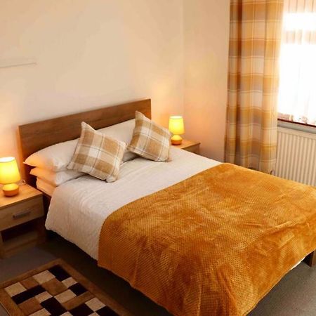 Cheerful 2 Bedroom Residential Home - Free Parking ลีดส์ ภายนอก รูปภาพ
