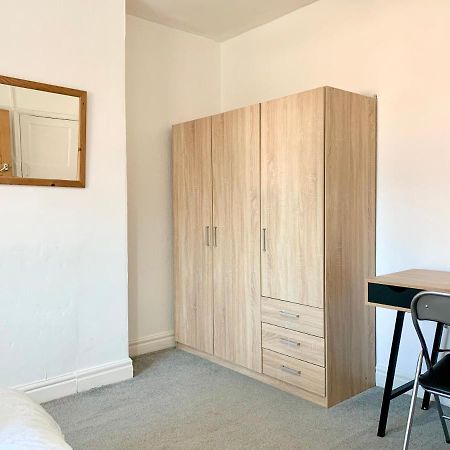 Cheerful 2 Bedroom Residential Home - Free Parking ลีดส์ ภายนอก รูปภาพ