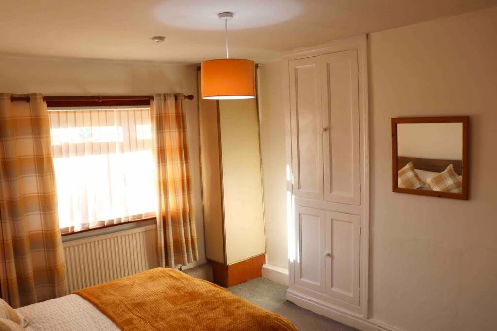 Cheerful 2 Bedroom Residential Home - Free Parking ลีดส์ ภายนอก รูปภาพ
