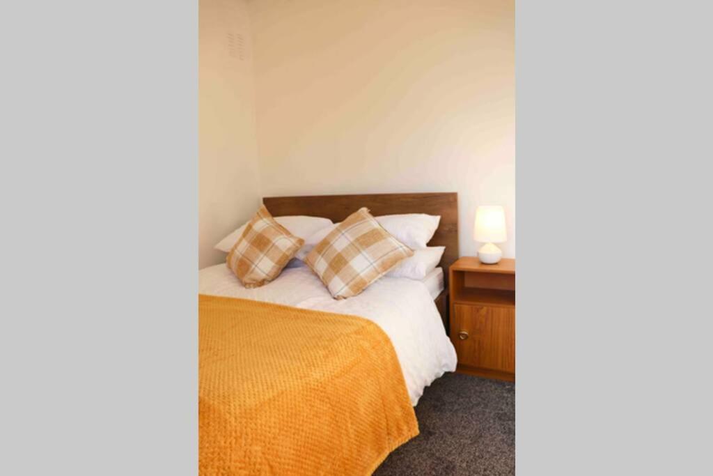 Cheerful 2 Bedroom Residential Home - Free Parking ลีดส์ ภายนอก รูปภาพ