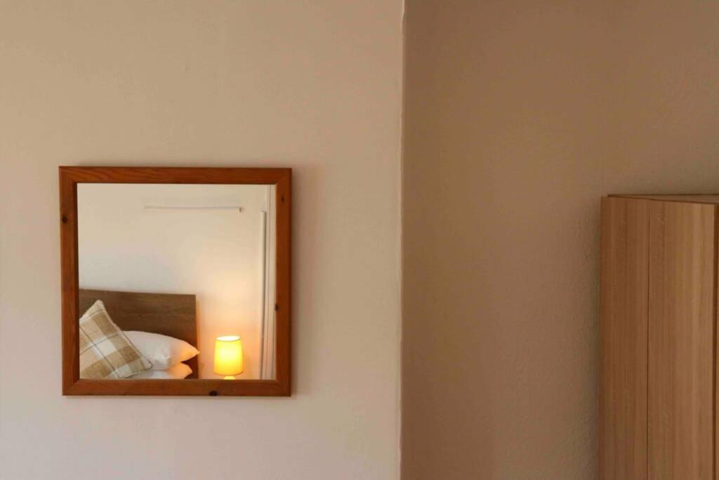 Cheerful 2 Bedroom Residential Home - Free Parking ลีดส์ ภายนอก รูปภาพ