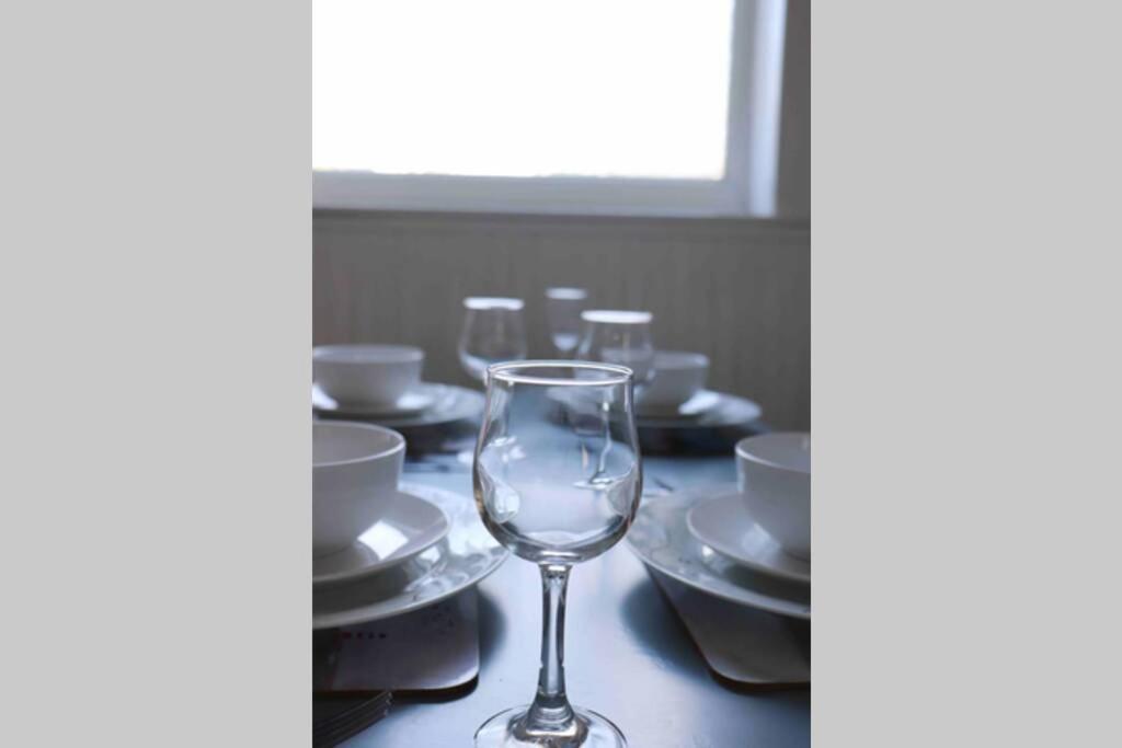Cheerful 2 Bedroom Residential Home - Free Parking ลีดส์ ภายนอก รูปภาพ