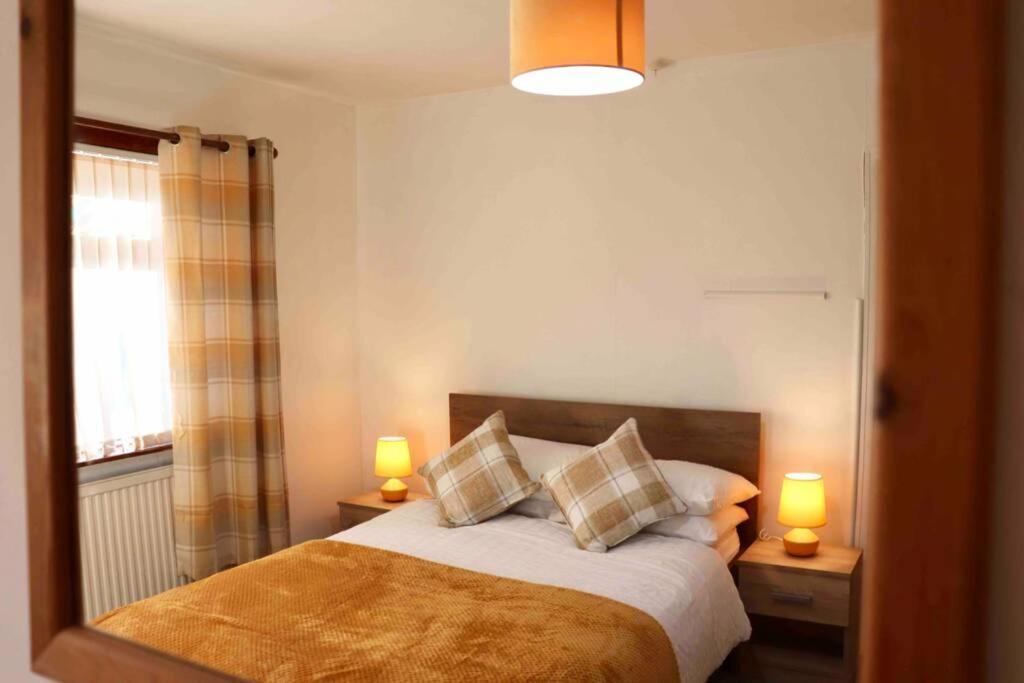 Cheerful 2 Bedroom Residential Home - Free Parking ลีดส์ ภายนอก รูปภาพ