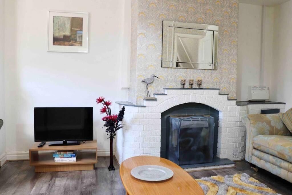 Cheerful 2 Bedroom Residential Home - Free Parking ลีดส์ ภายนอก รูปภาพ
