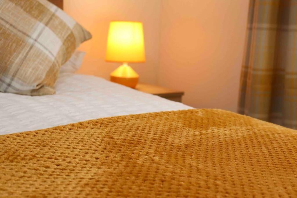 Cheerful 2 Bedroom Residential Home - Free Parking ลีดส์ ภายนอก รูปภาพ
