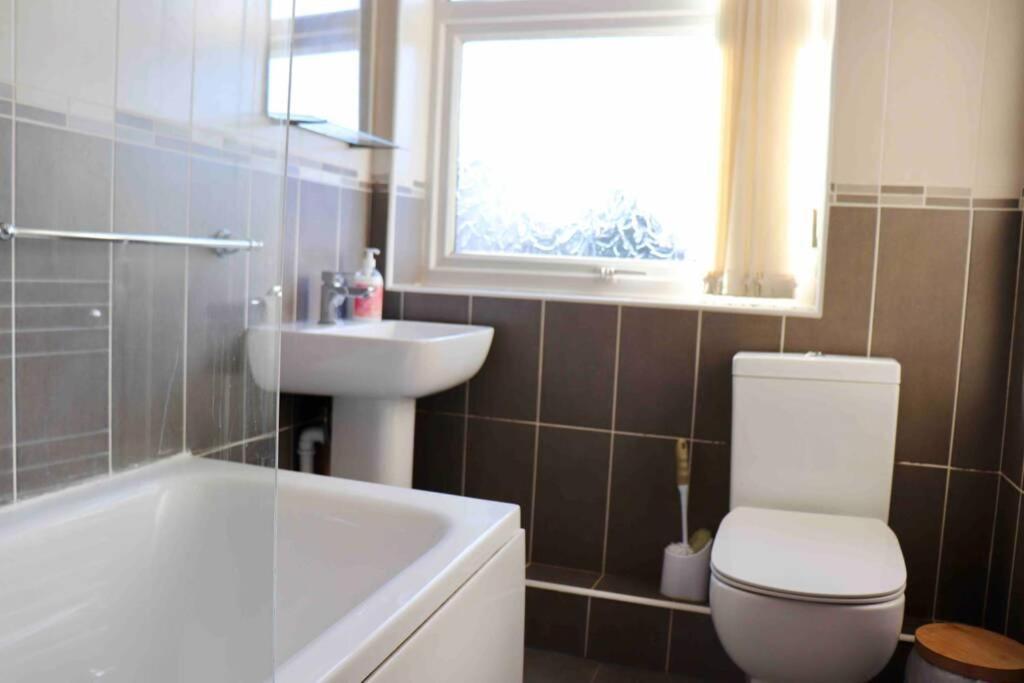 Cheerful 2 Bedroom Residential Home - Free Parking ลีดส์ ภายนอก รูปภาพ