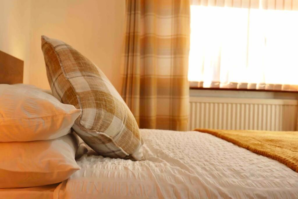 Cheerful 2 Bedroom Residential Home - Free Parking ลีดส์ ภายนอก รูปภาพ
