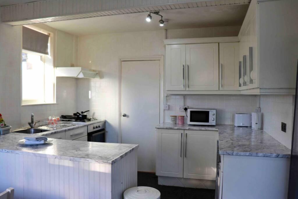 Cheerful 2 Bedroom Residential Home - Free Parking ลีดส์ ภายนอก รูปภาพ