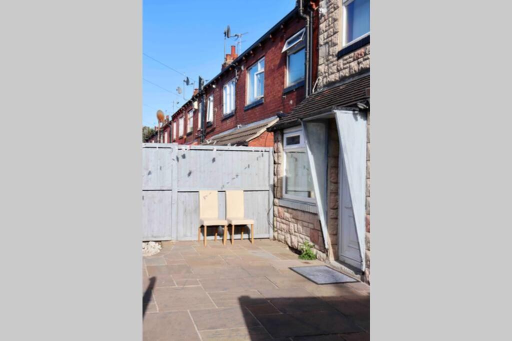 Cheerful 2 Bedroom Residential Home - Free Parking ลีดส์ ภายนอก รูปภาพ