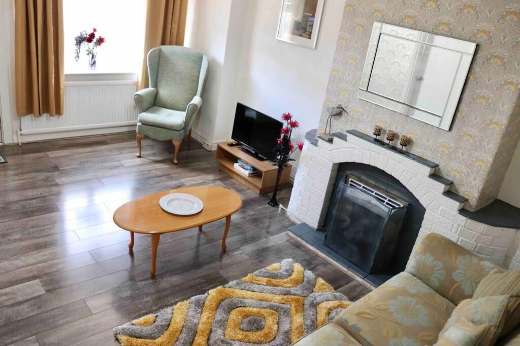 Cheerful 2 Bedroom Residential Home - Free Parking ลีดส์ ภายนอก รูปภาพ