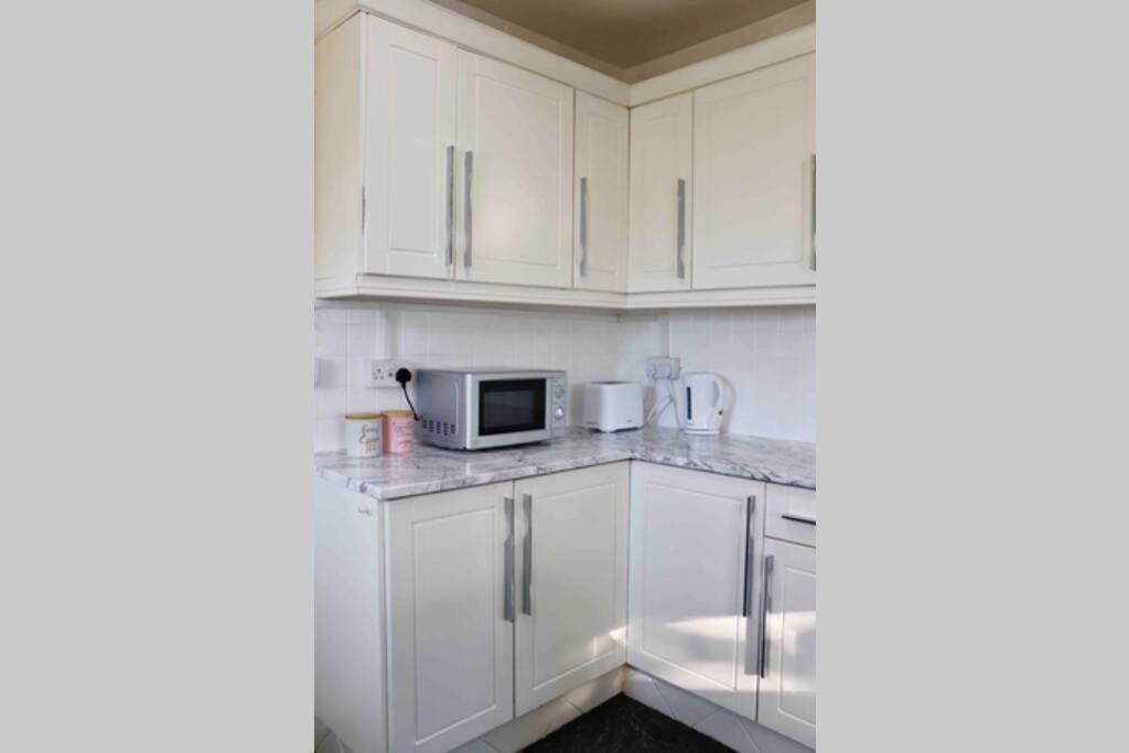 Cheerful 2 Bedroom Residential Home - Free Parking ลีดส์ ภายนอก รูปภาพ