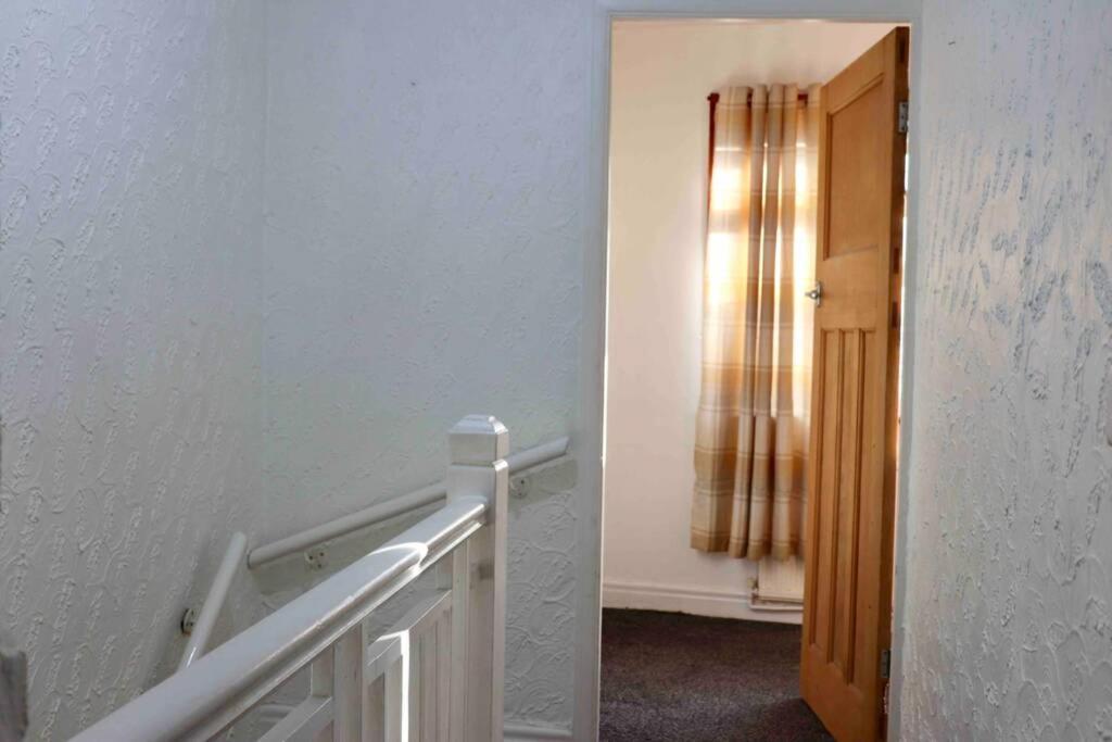 Cheerful 2 Bedroom Residential Home - Free Parking ลีดส์ ภายนอก รูปภาพ