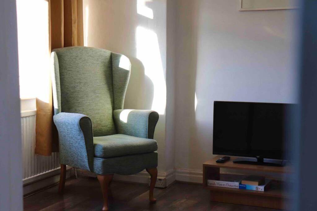 Cheerful 2 Bedroom Residential Home - Free Parking ลีดส์ ภายนอก รูปภาพ