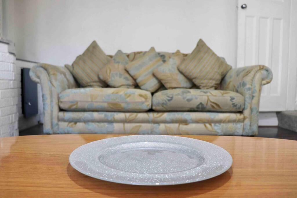 Cheerful 2 Bedroom Residential Home - Free Parking ลีดส์ ภายนอก รูปภาพ