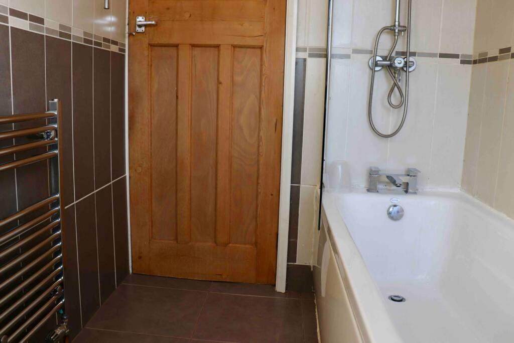 Cheerful 2 Bedroom Residential Home - Free Parking ลีดส์ ภายนอก รูปภาพ