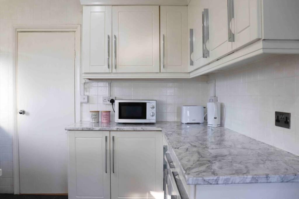 Cheerful 2 Bedroom Residential Home - Free Parking ลีดส์ ภายนอก รูปภาพ