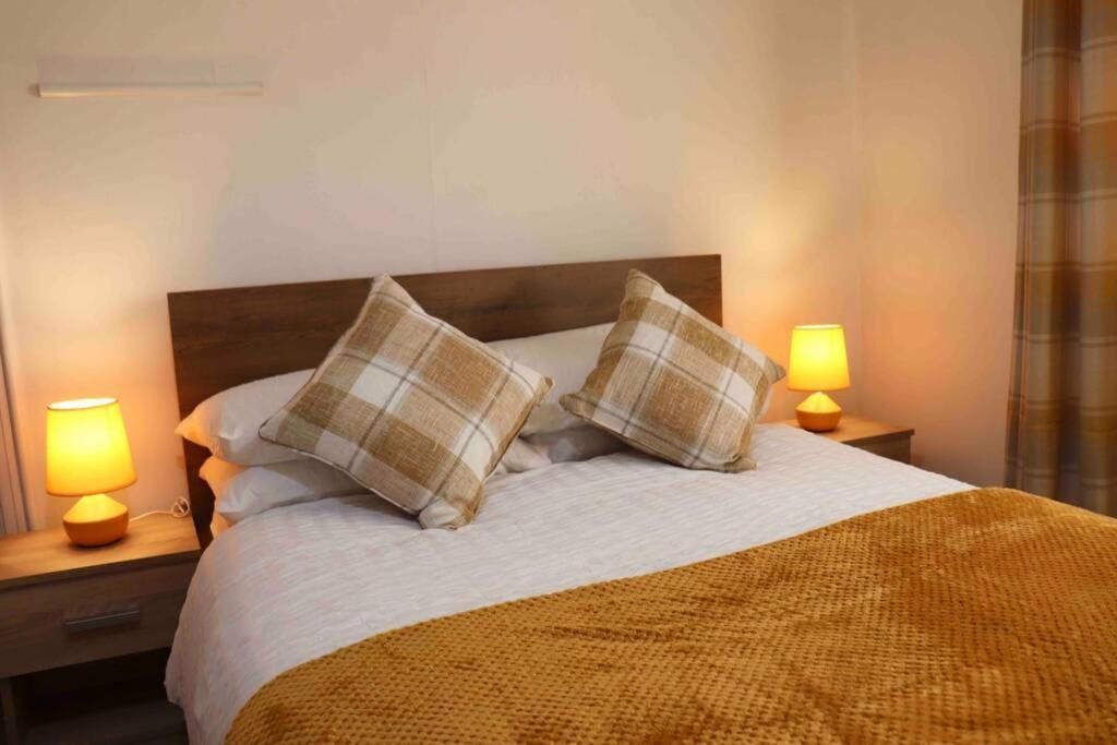 Cheerful 2 Bedroom Residential Home - Free Parking ลีดส์ ภายนอก รูปภาพ
