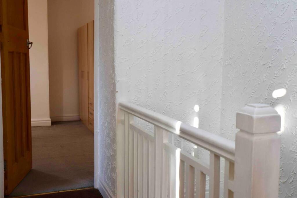 Cheerful 2 Bedroom Residential Home - Free Parking ลีดส์ ภายนอก รูปภาพ