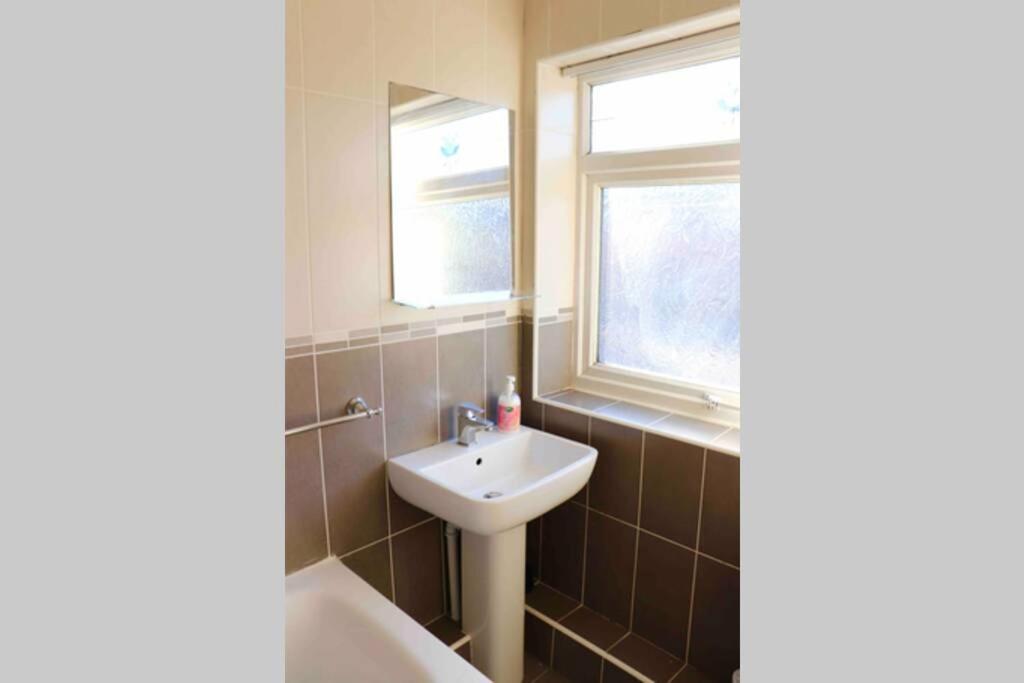 Cheerful 2 Bedroom Residential Home - Free Parking ลีดส์ ภายนอก รูปภาพ