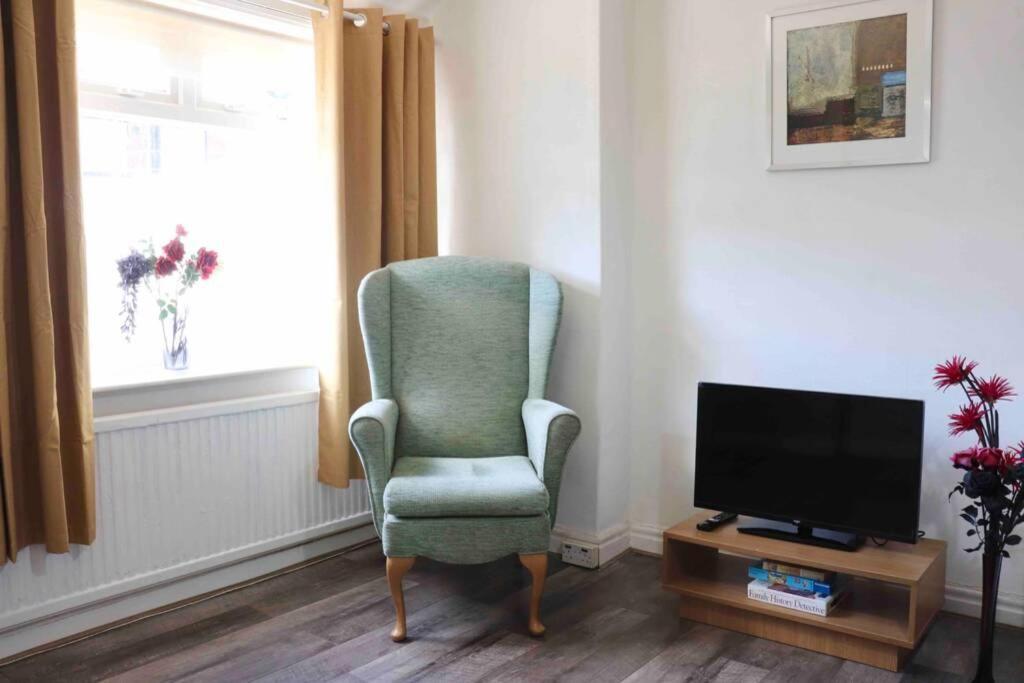 Cheerful 2 Bedroom Residential Home - Free Parking ลีดส์ ภายนอก รูปภาพ