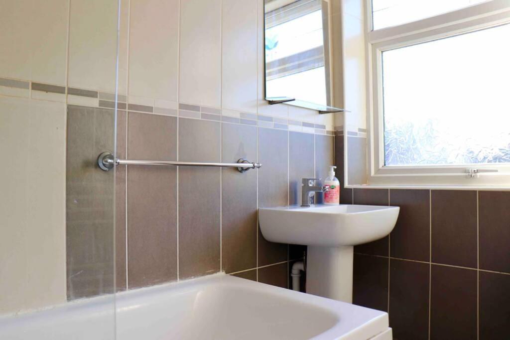 Cheerful 2 Bedroom Residential Home - Free Parking ลีดส์ ภายนอก รูปภาพ