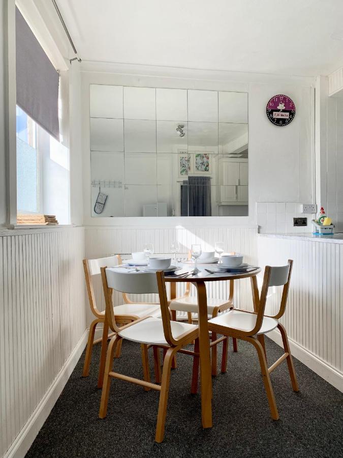 Cheerful 2 Bedroom Residential Home - Free Parking ลีดส์ ภายนอก รูปภาพ