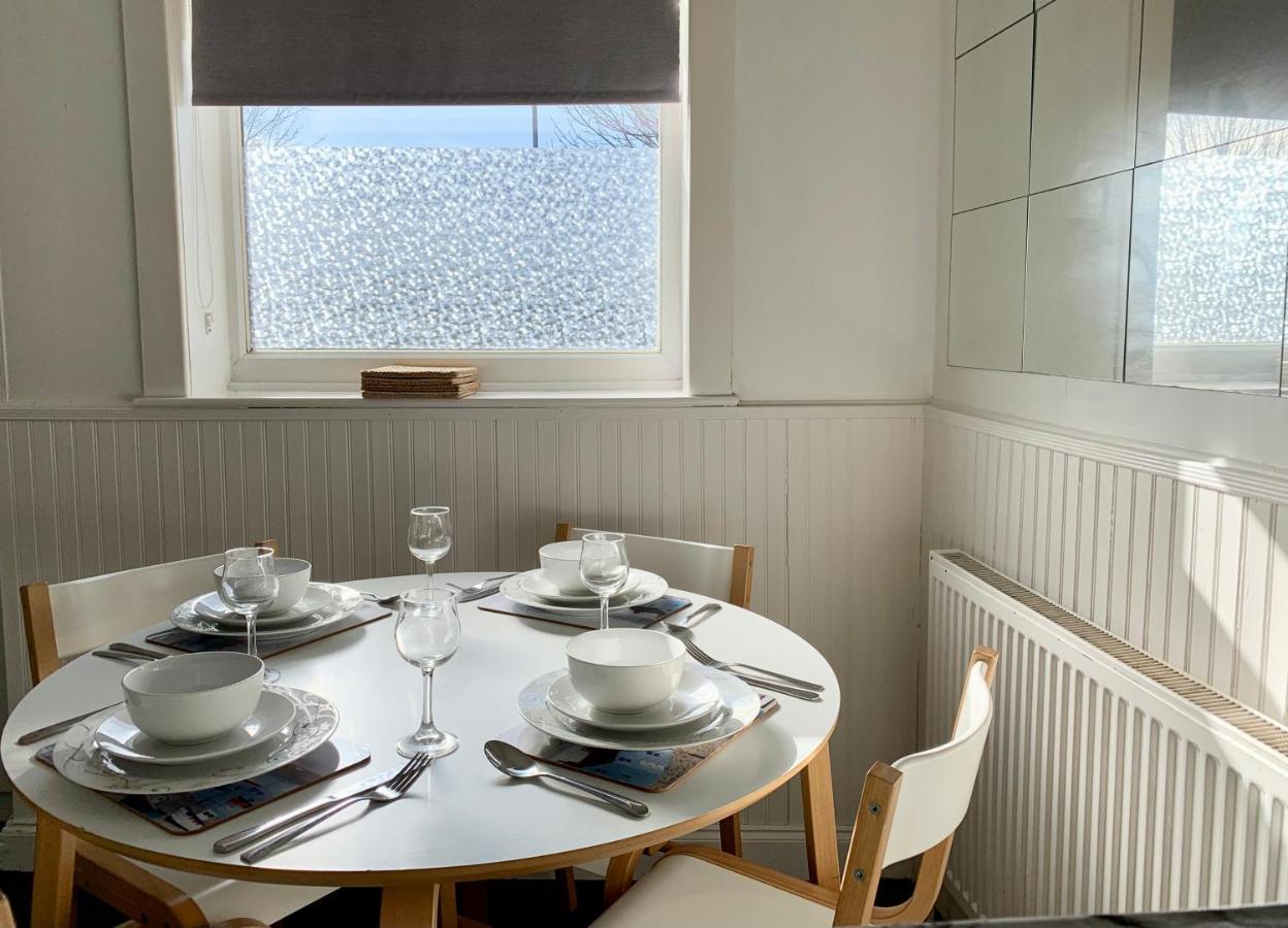 Cheerful 2 Bedroom Residential Home - Free Parking ลีดส์ ภายนอก รูปภาพ
