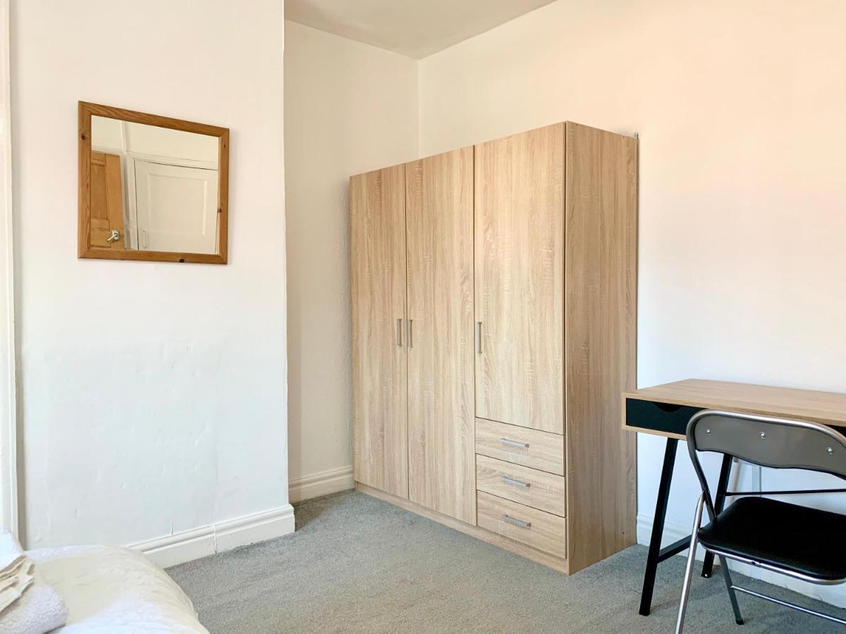 Cheerful 2 Bedroom Residential Home - Free Parking ลีดส์ ภายนอก รูปภาพ